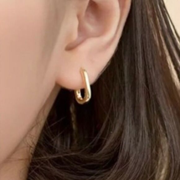 The Gold Geo Hoop. Dainty huggie earrings 18k 925 stamped - Picture 4 of 9